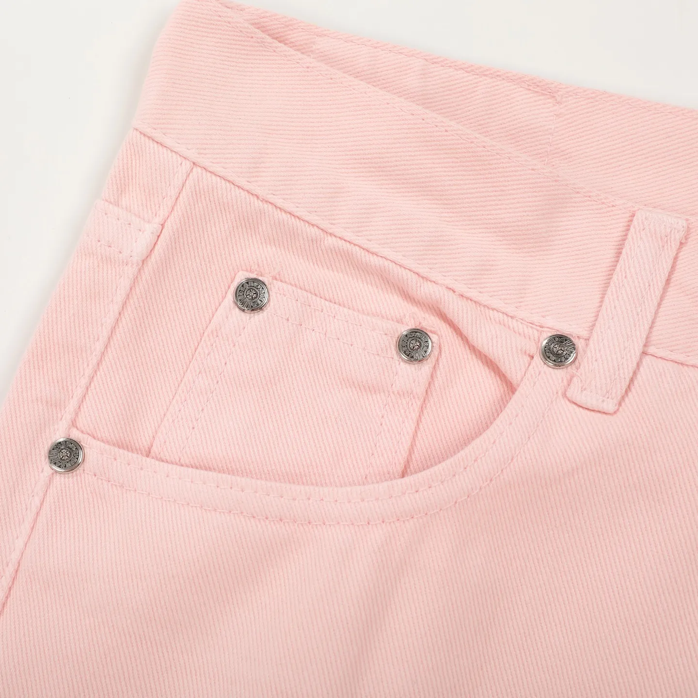 P260 Chrome hearts CH co-branded Drak Miami light pink jeans exude uninhibited personality and unique charm. Every wear and tear is carefully designed to present a unique artistic feel. Made of imported denim fabric, which has undergone heavy industrial washing and destruction treatment, the trousers show a super cool effect on the upper body, allowing you to dominate the fashion stage.  This is more than just a pair of jeans, it is an expression of attitude. With its unique design concept and ultimate pursuit of details, Croxin breaks traditional boundaries and defines the jeans trend in the new era. The trousers are made of double-layer woven fabric with customized hardware. Italian-made special cowhide is printed and cut. Custom-made sheepskin three-layer thick-line leather. The whole body is spliced ​​in heavy water washing. Craftsmen hand-splash ink. You can see the details. Three-dimensional cutting version. Loose and comfortable, not flattering. Makes taller and slimmer. Factory Seiko. Original quality control. Same style for men and women. Can be matched with couples. Versatile recommendation. Must-have jeans for all seasons. Color: light pink. Size: 28-30-32-34.